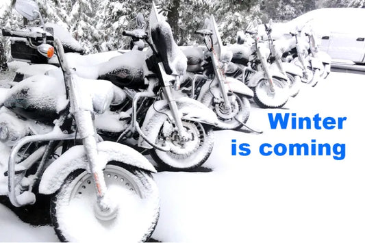 Pregătirea Motocicletei pentru Iarna: Un Ghid Cuprinzător pentru Depozitarea în Sezonul Rece