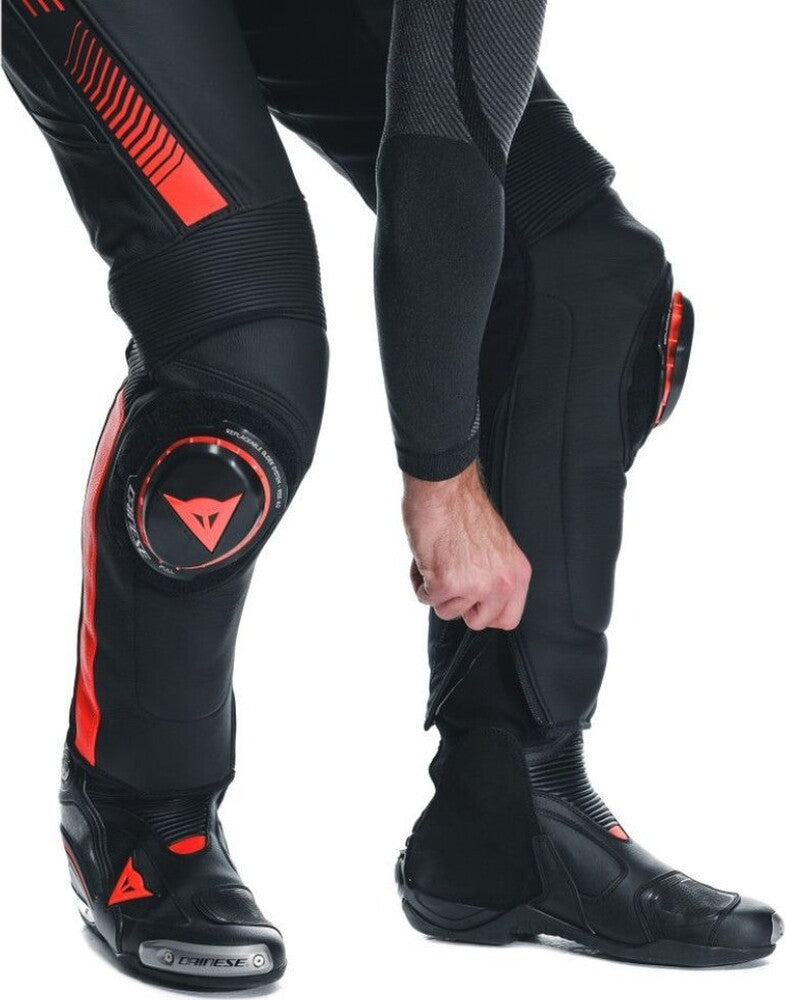 20_pantaloni-moto-piele-super-speed-black-red-fluo-25.jpg