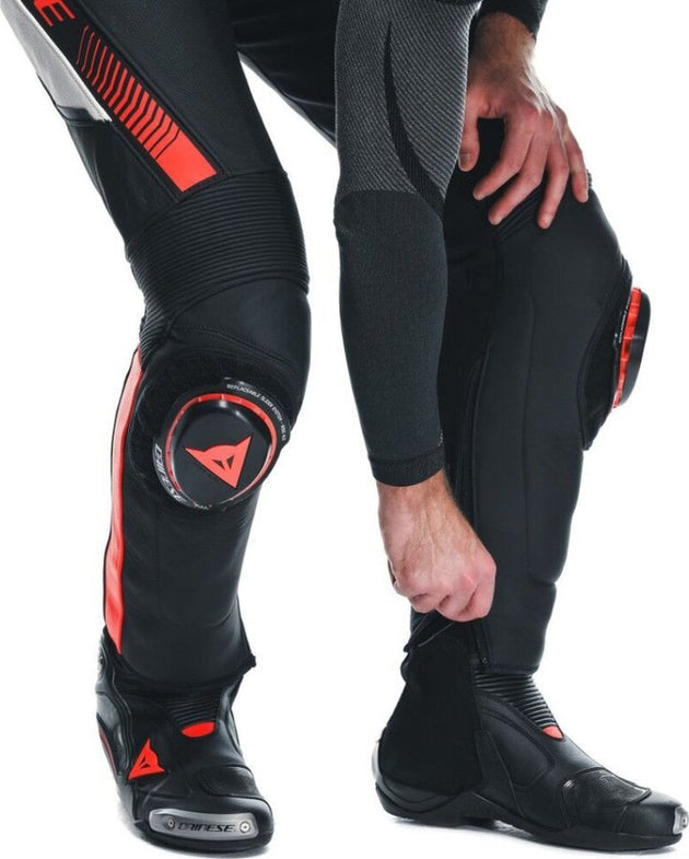 27_pantaloni-moto-piele-super-speed-perf-black-white-red-fluo-25.jpg
